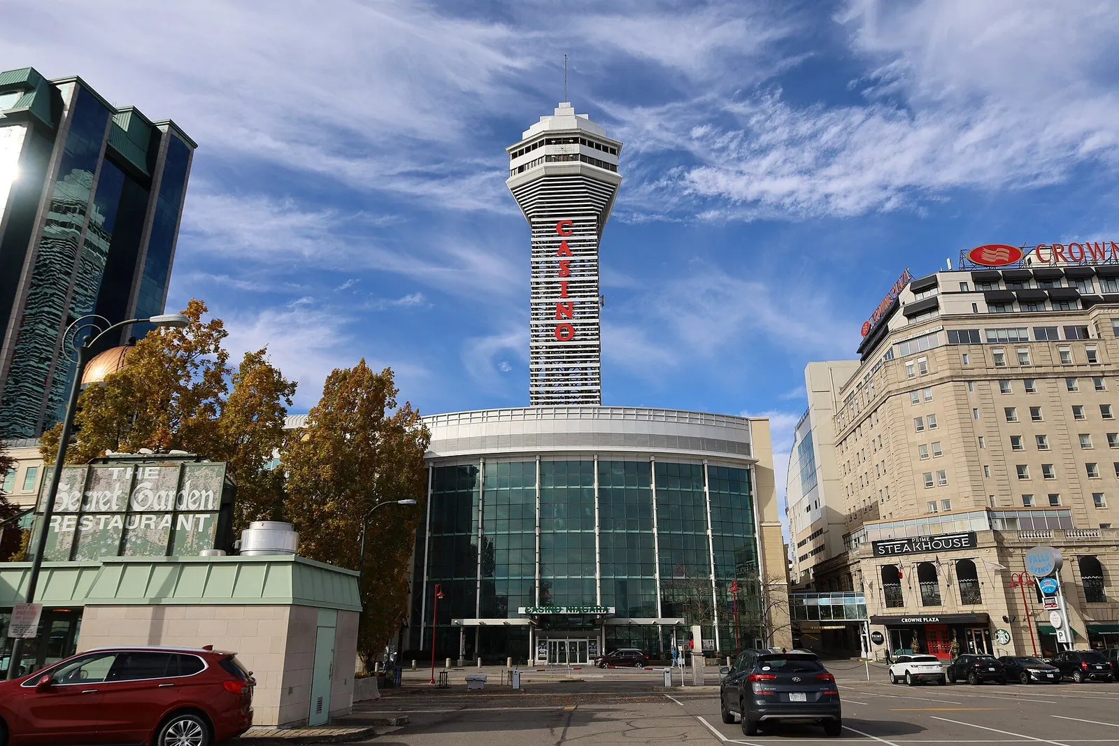 Casino Niagara entrance and the Casino tower, Niagara Falls, Ontario — Casino Niagara