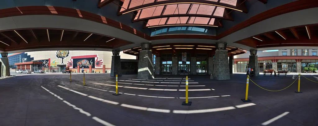 Main entrance under the porte-cochère — Casino Rama Resort