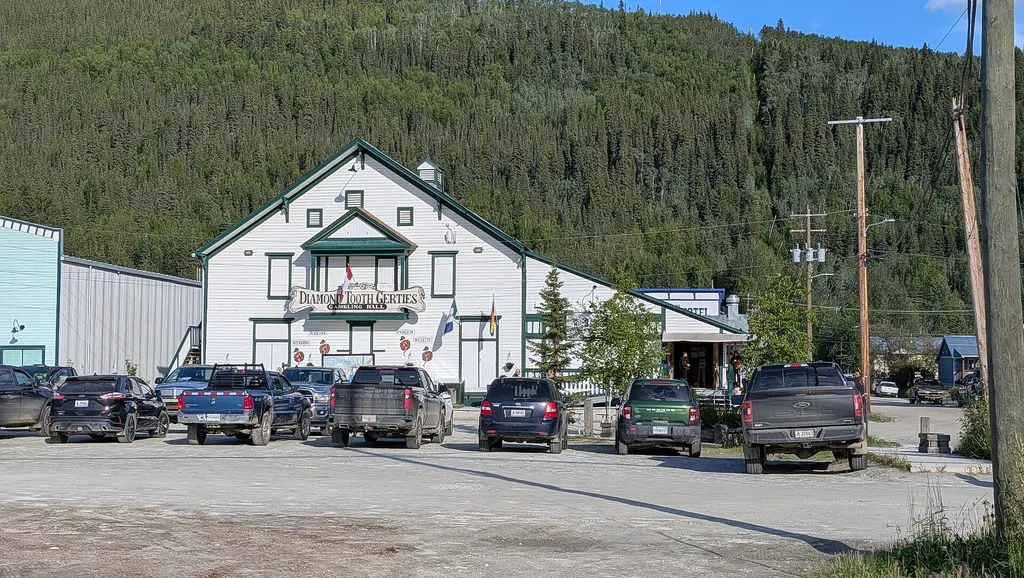 Diamond Tooth Gerties Gambling Hall in Dawson City, Yukon — Diamond Tooth Gerties Gambling Hall