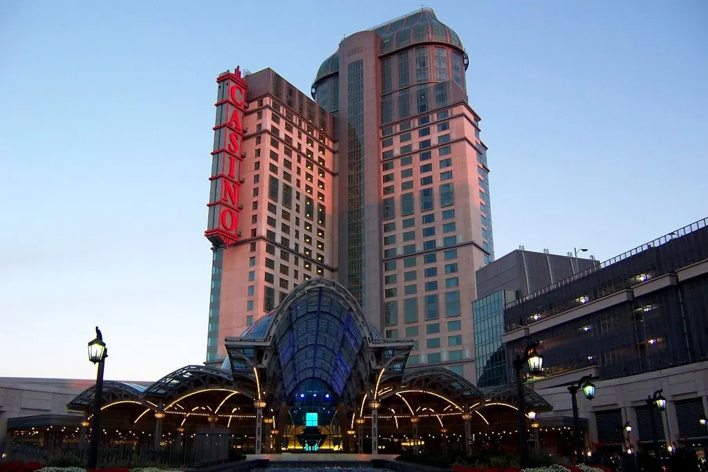 Fallsview Casino Resort hotel tower and glass entrance canopy at dusk — Fallsview Casino Resort