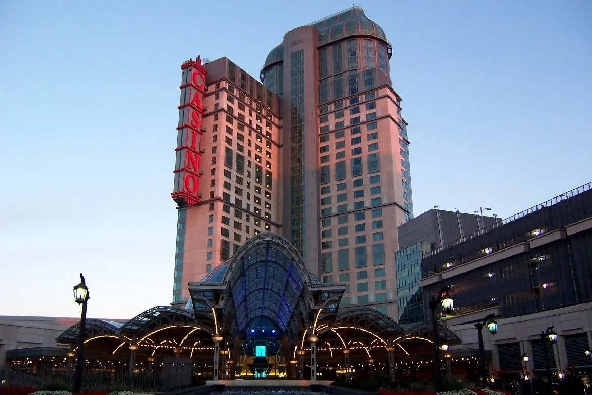 Fallsview Casino Resort hotel tower and glass entrance canopy at dusk — Fallsview Casino Resort