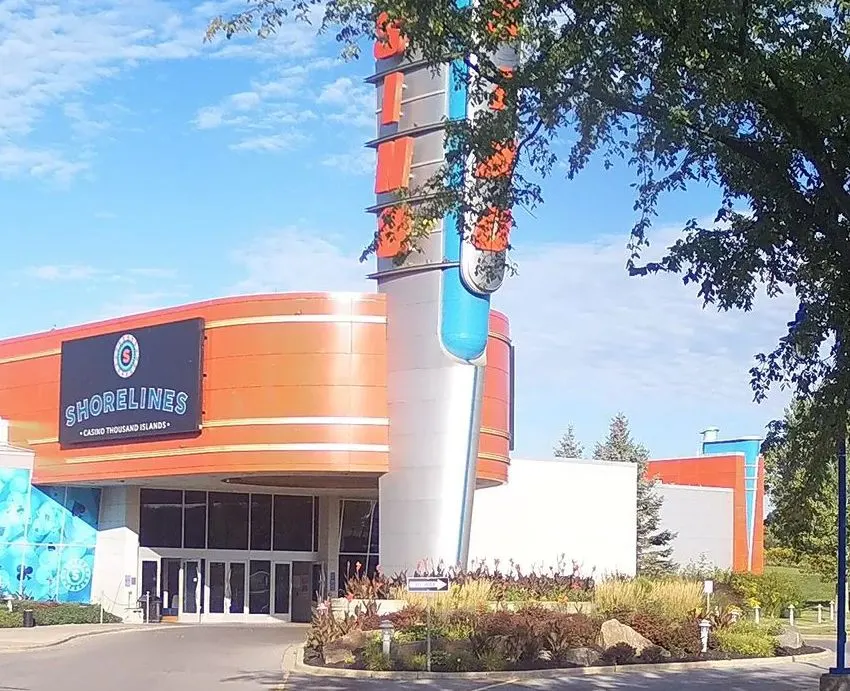Shorelines Casino Thousand Islands seen from the entrance drive — Shorelines Casino Thousand Islands